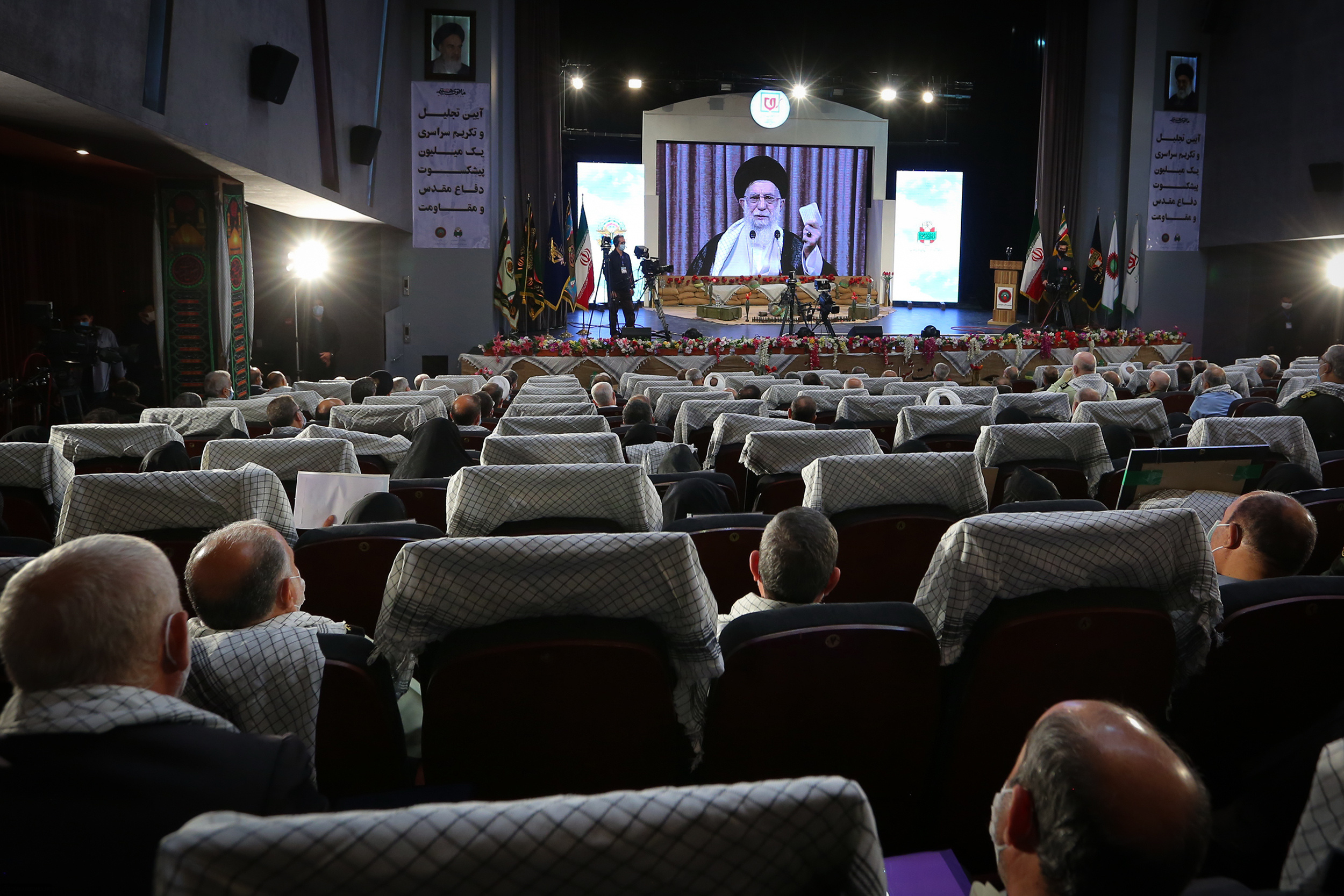 سخنرانی تلویزیونی رهبر معظم انقلاب در آئین تجلیل از پیشکسوتان دفاع مقدس عظمت میدان یعنی تعریف دفاع مقدّس