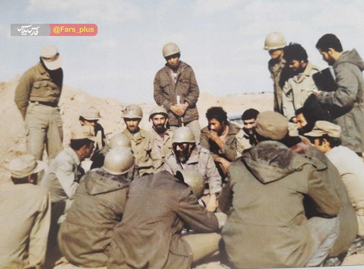 تصویر دیده نشده از رهبر انقلاب در بین رزمندگان تصویر دیده نشده از رهبر انقلاب در بین رزمندگان
