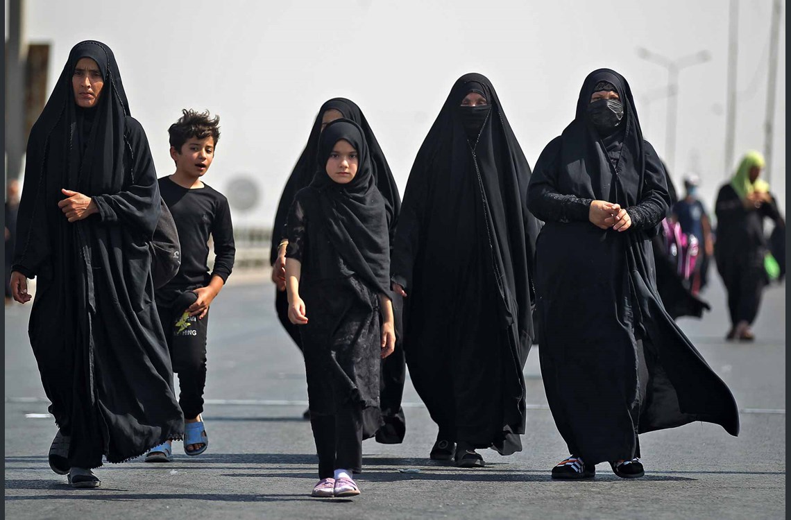 عکس| زائران اربعین حسینی پای پیاده به سمت کربلا می‌روند