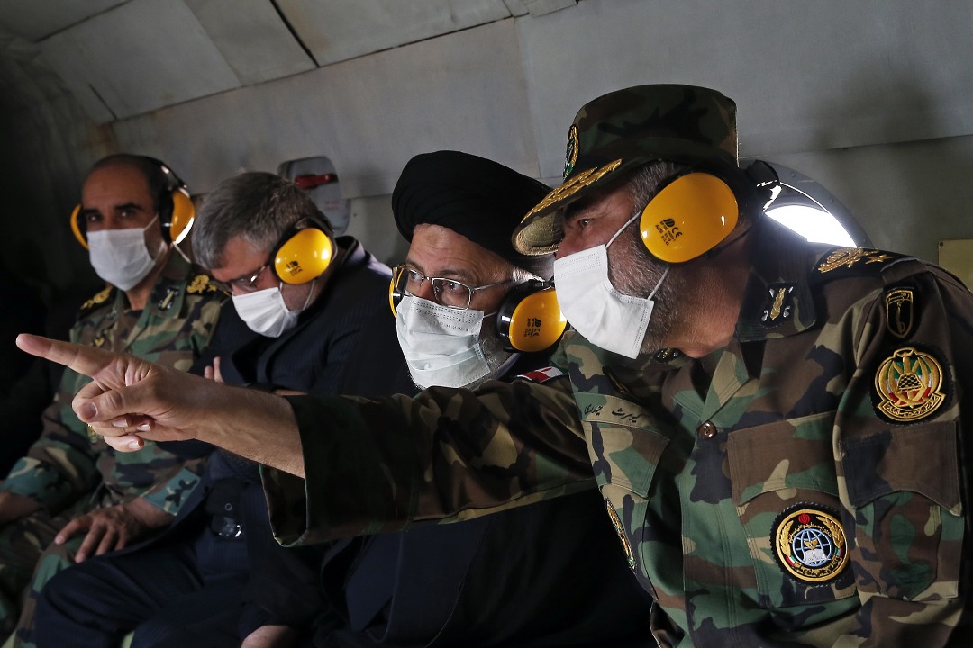 آیت‌الله رئیسی با حضور در پاسگاه مرزی یزدان در جریان توانمندی‌ها و امکانات موجود برای صیانت از مرزهای کشور قرار گرفت