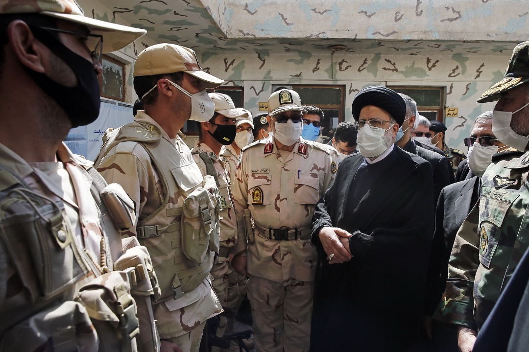 آیت‌الله رئیسی با حضور در پاسگاه مرزی یزدان در جریان توانمندی‌ها و امکانات موجود برای صیانت از مرزهای کشور قرار گرفت