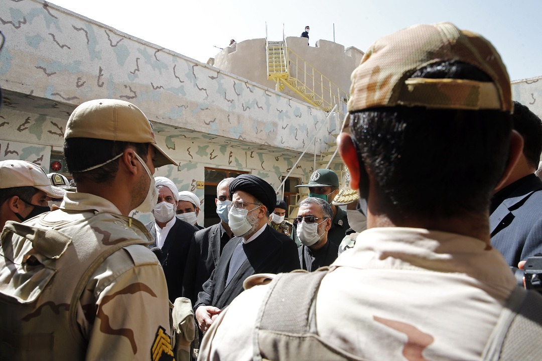آیت‌الله رئیسی با حضور در پاسگاه مرزی یزدان در جریان توانمندی‌ها و امکانات موجود برای صیانت از مرزهای کشور قرار گرفت