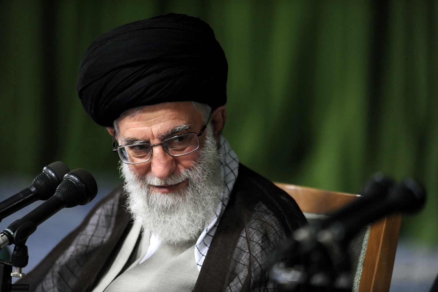 دیدار رهبر معظم انقلاب با جمعی از شعرای آئینی حافظ اگر افتخار نمیکرد به حافظ قرآن بودن تخلص خودش را «حافظ» نمیگذاشت