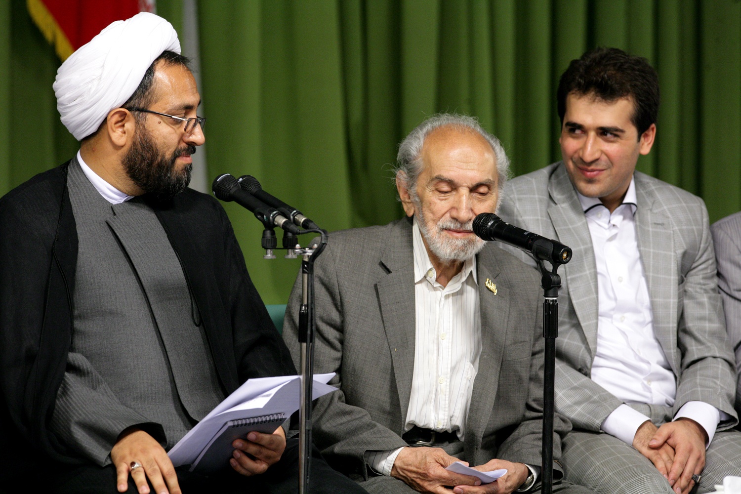 دیدار رهبر معظم انقلاب با جمعی از شعرای آئینی حافظ اگر افتخار نمیکرد به حافظ قرآن بودن تخلص خودش را «حافظ» نمیگذاشت