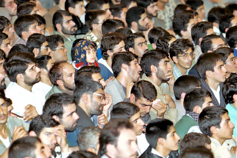 دیدار هزاران تن از دانشجویان و دانشآموزان با رهبر انقلاب استکبار وقتی بر کشوری مسلّط شد، هویت ملی آن ملت را انکار میکند