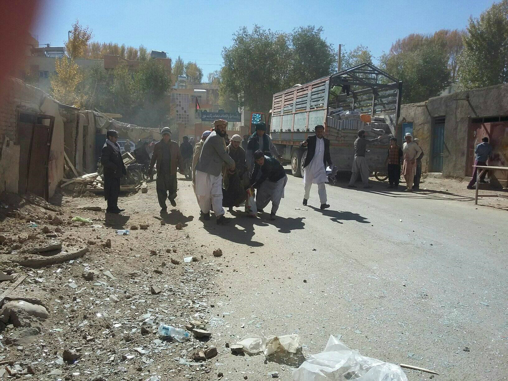انفجار در افغانستان؛ ۱۲ غیرنظامی کشته و بیش از ۱۰۰ نفر زخمی شدند انفجار در افغانستان؛ ۱۲ غیرنظامی کشته و بیش از ۱۰۰ نفر زخمی شدند