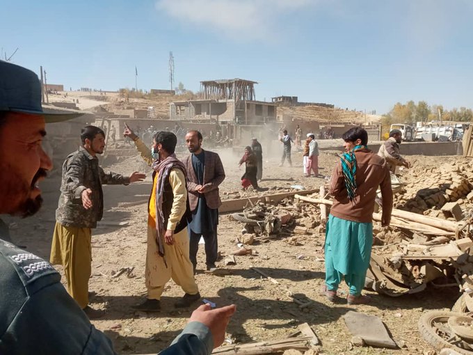 انفجار در افغانستان؛ ۱۲ غیرنظامی کشته و بیش از ۱۰۰ نفر زخمی شدند انفجار در افغانستان؛ ۱۲ غیرنظامی کشته و بیش از ۱۰۰ نفر زخمی شدند