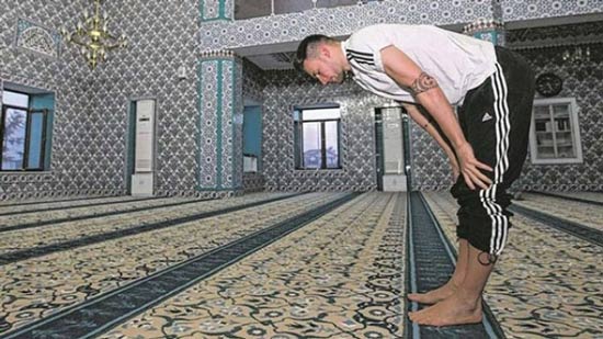 جنجال نماز خواندن فوتبالسیت سرشناس آلمانی +عکس جنجال نماز خواندن فوتبالسیت سرشناس آلمانی +عکس