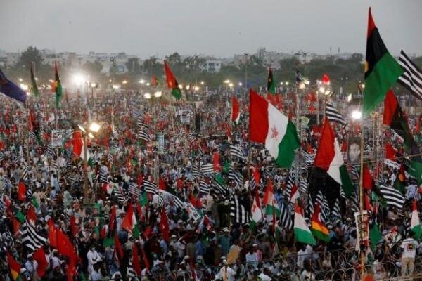 دهها هزار پاکستانی علیه عمرانخان تظاهرات کردند