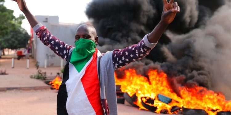 اعتراضات در سودان؛ آتش زدن پرچم رژیم صهیونیستی اعتراضات در سودان؛ آتش زدن پرچم رژیم صهیونیستی