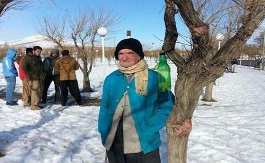 کارگری که هر روز، روزی اش را با پرندگان تقسیم می کند کارگری که هر روز، روزی اش را با پرندگان تقسیم می کند