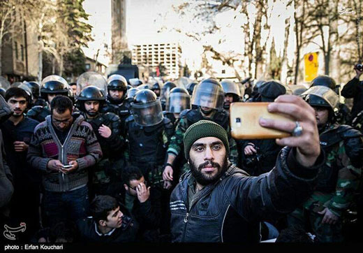 سلفی در تظاهرات + عکس
