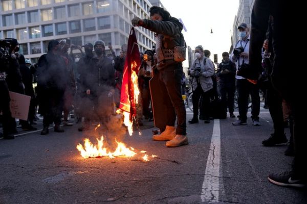گزارش واشنگتن پست از آشوب در واشنگتن؛ دهها بازداشتی، یک حادثه چاقوکشی گزارش واشنگتن پست از آشوب در واشنگتن؛ دهها بازداشتی، یک حادثه چاقوکشی