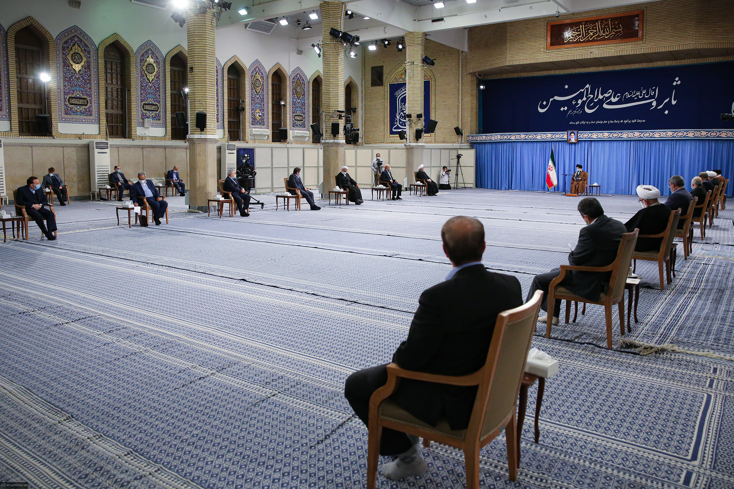 جلسه شورایعالی هماهنگی اقتصادی در حضور رهبر انقلاب مشکل اقتصاد کشور نداشتن راهکار نیست همت، شجاعت و پیگیری جدی نیاز است