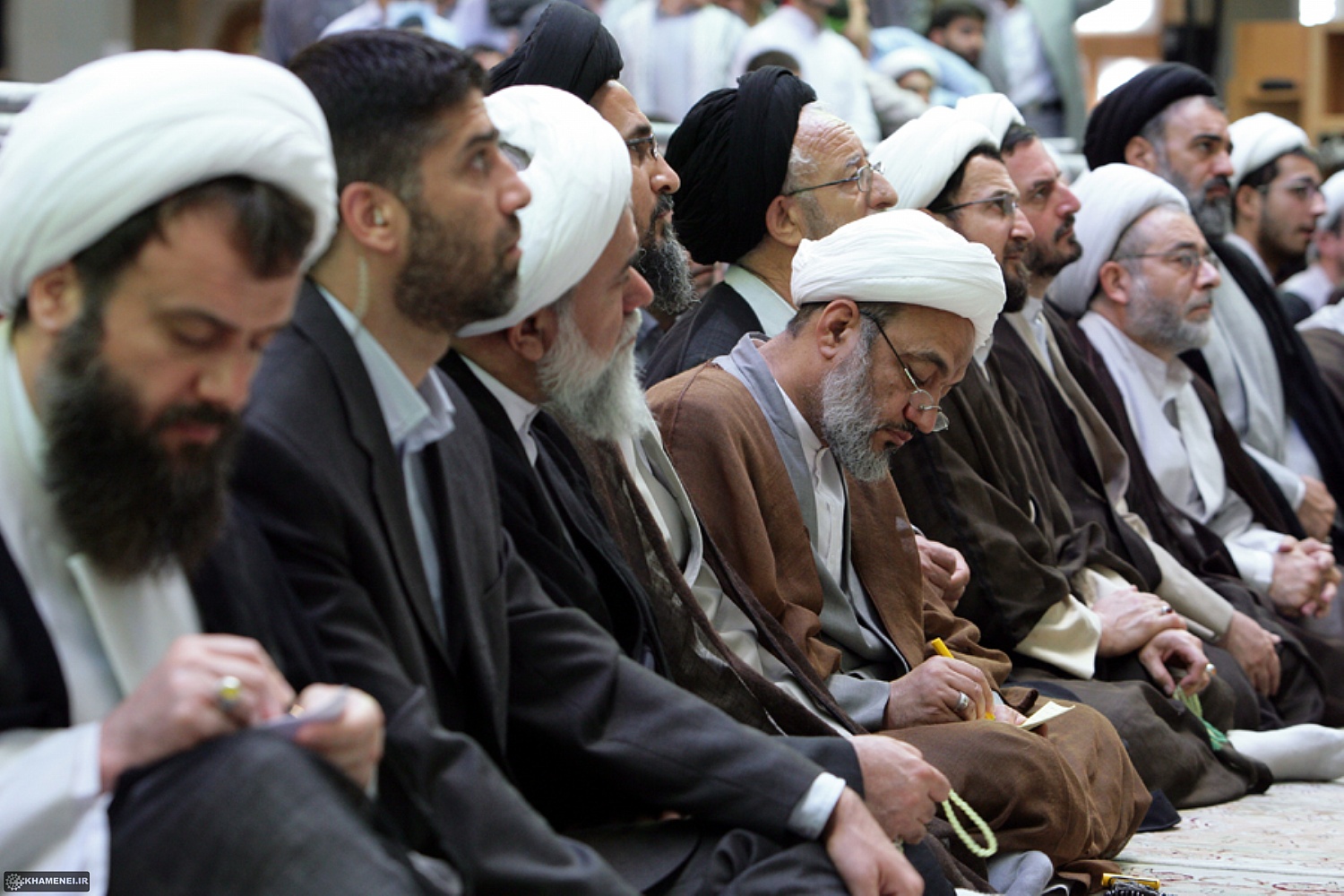 بیانات رهبر انقلاب در دیدار طلاب و فضلا و اساتید حوزه علمیه قم بدون تردید نقش حضرت معصومه (س) در عظمت یافتن قم یک نقش «مالاکلامفیه» است