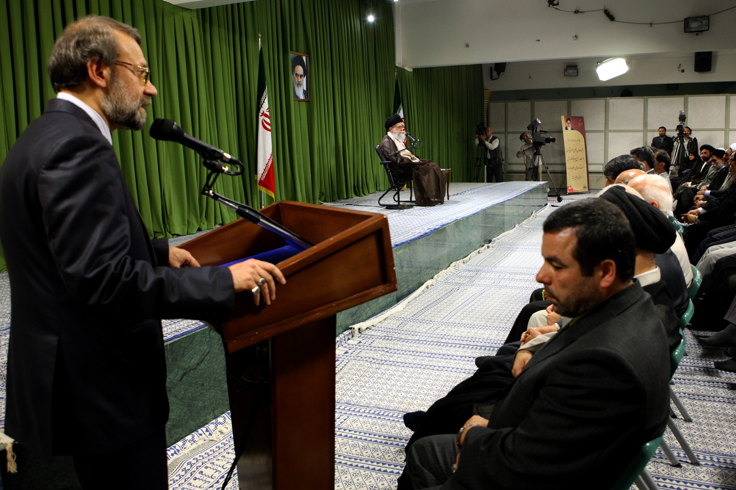 دیدار رهبر انقلاب با رییس و نمایندگان مجلس شورای اسلامی فکر در لباس قانون تجلی میکند بعد در سراسر وجود کشور سریان و جریان پیدا میکند
