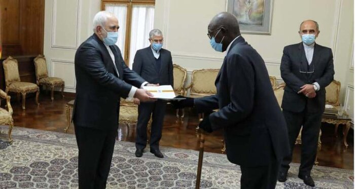 سفرای چهار کشور رونوشت استوارنامه خود را تقدیم ظریف کردند سفرای چهار کشور رونوشت استوارنامه خود را تقدیم ظریف کردند