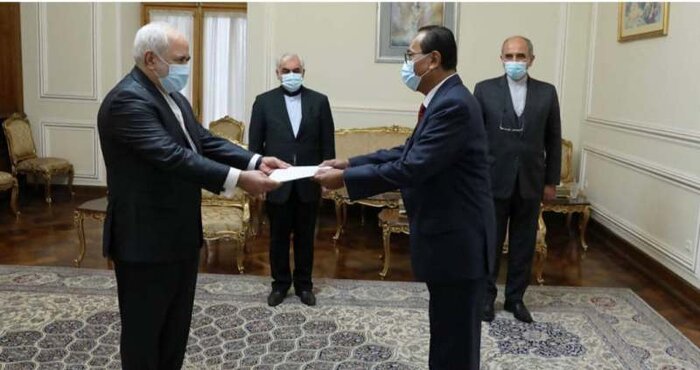 سفرای چهار کشور رونوشت استوارنامه خود را تقدیم ظریف کردند سفرای چهار کشور رونوشت استوارنامه خود را تقدیم ظریف کردند