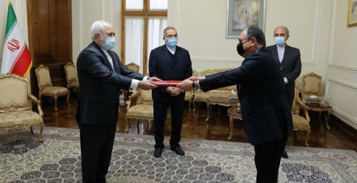 سفرای چهار کشور رونوشت استوارنامه خود را تقدیم ظریف کردند سفرای چهار کشور رونوشت استوارنامه خود را تقدیم ظریف کردند