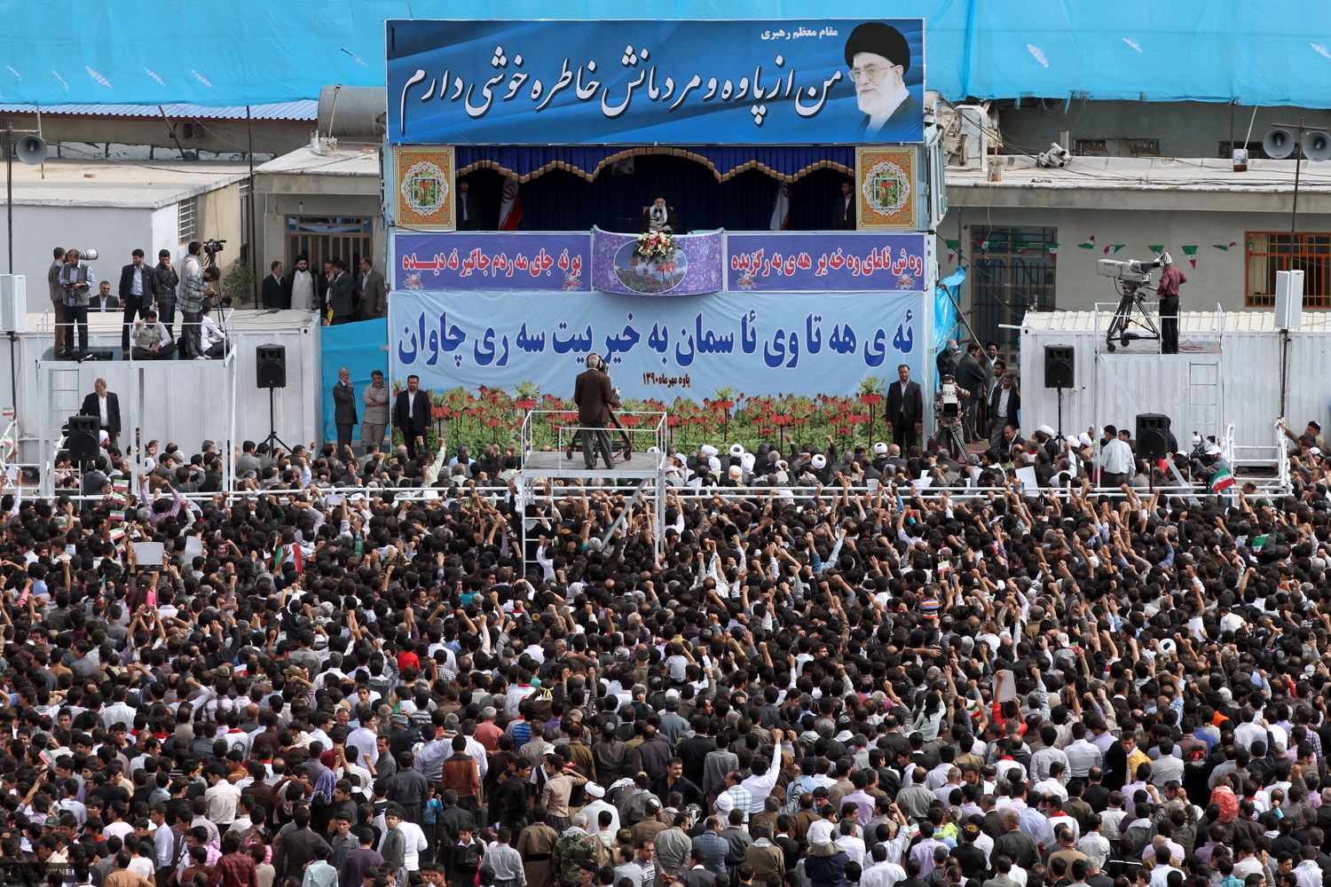 بیانات رهبر انقلاب در اجتماع مردم پاوه راه موفقیت این است که در مقابل دشمن انسان یک قدم هم عقبنشینی نکند
