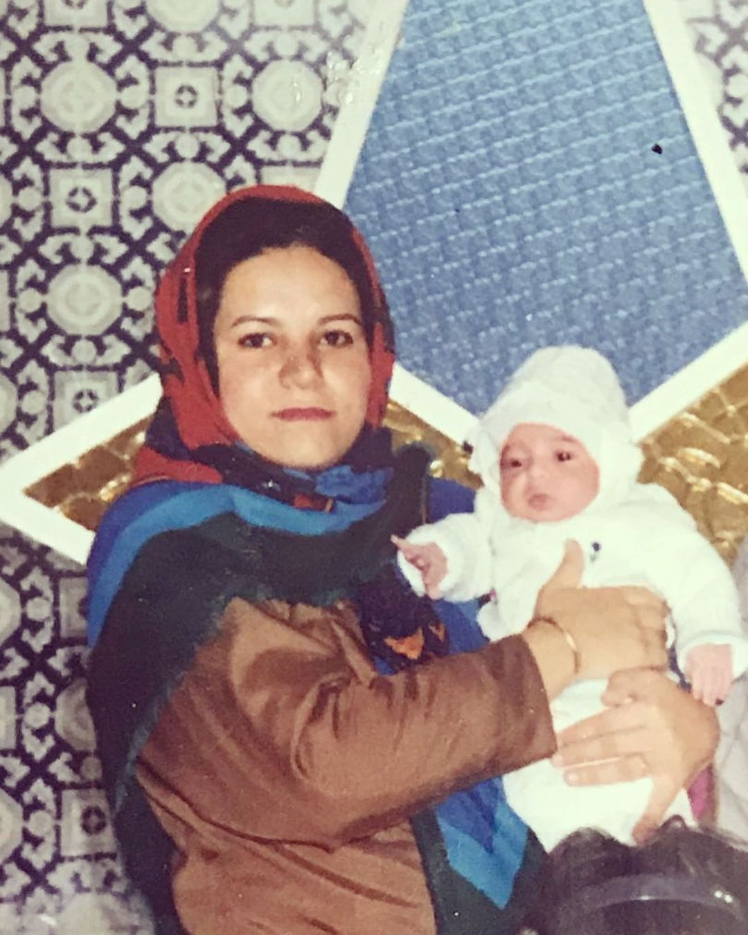 تصویری از «رضا بهرام» در کنار مادرش