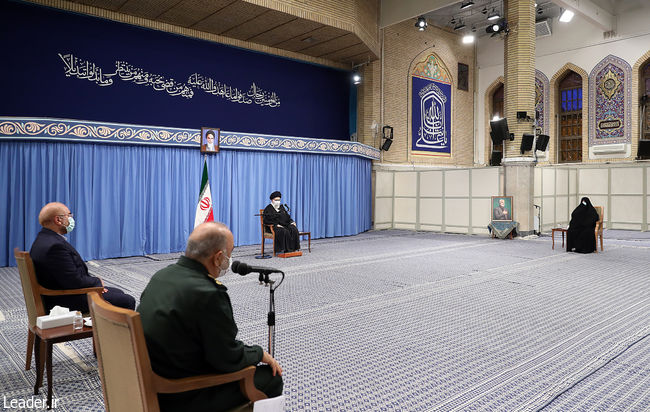 دیدار دست‌اندرکاران مراسم سالگرد شهادت شهید سلیمانی و خانواده حاج قاسم با رهبر انقلاب