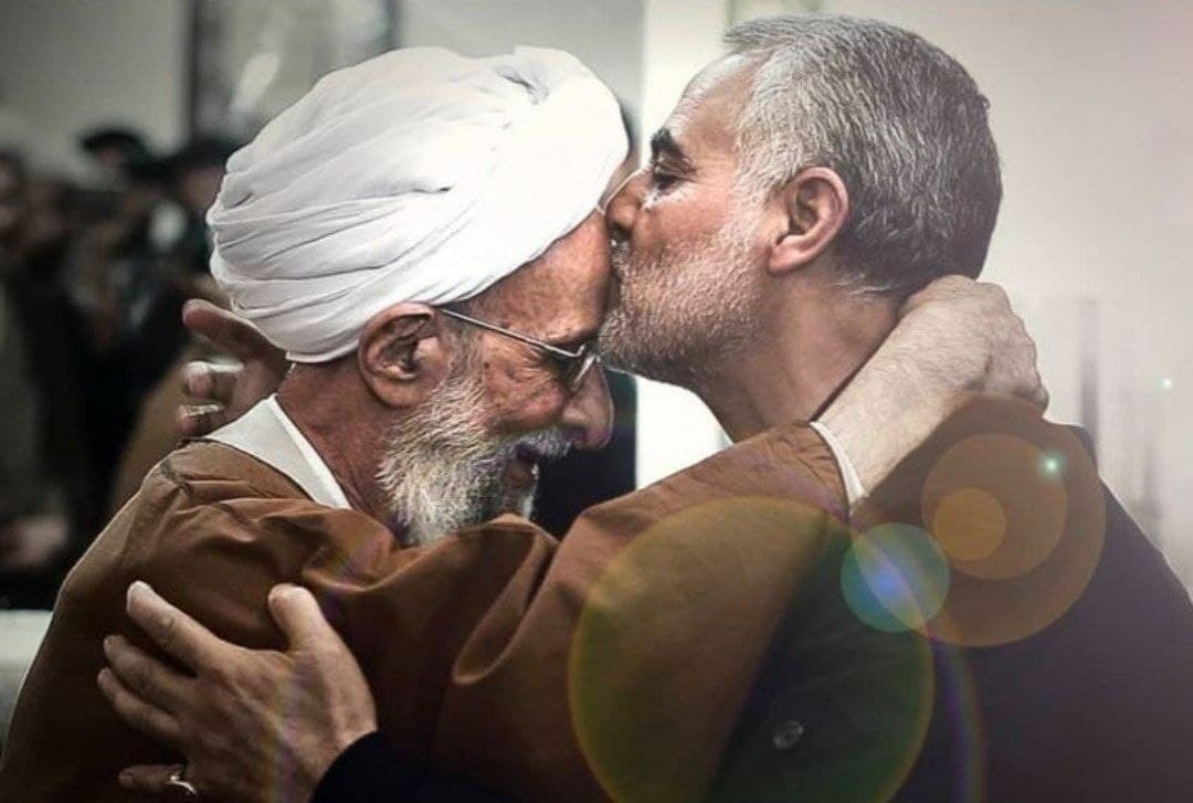 تصویری از بوسه سردار سلیمانی بر پیشانی آیت الله مصباح یزدی تصویری از بوسه سردار سلیمانی بر پیشانی آیت الله مصباح یزدی