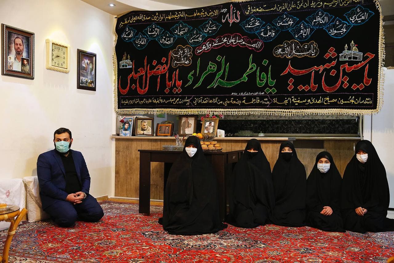 دیدار آیت الله رییسی با خانواه شهید مدافع حرم مهدی نوروزی دیدار آیت الله رییسی با خانواه شهید مدافع حرم مهدی نوروزی
