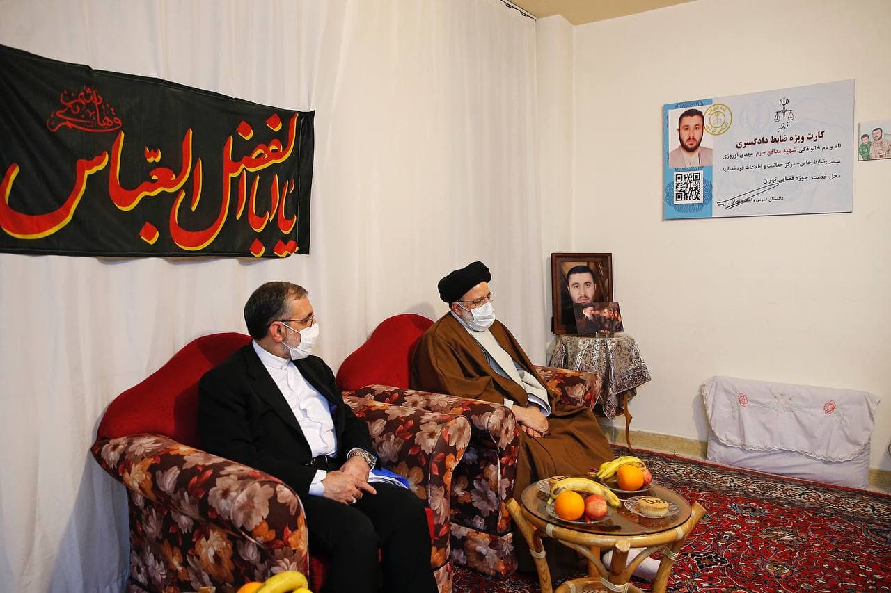 دیدار آیت الله رییسی با خانواه شهید مدافع حرم مهدی نوروزی دیدار آیت الله رییسی با خانواه شهید مدافع حرم مهدی نوروزی