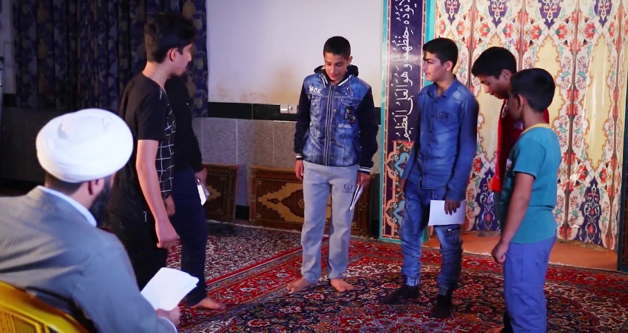 طلبه موتورسواری که با فوتبال و هنر، مردم را جذب می‌کند