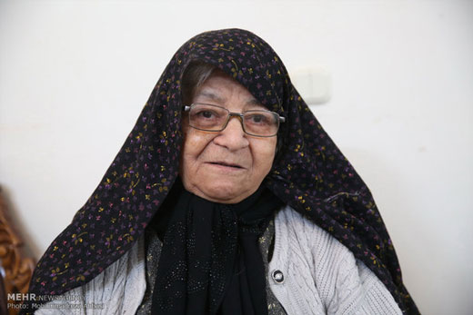 تا زنده‌ام برای رزمنده‌ها دستکش می‌بافم + تصاویر
