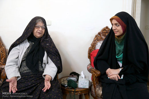 تا زنده‌ام برای رزمنده‌ها دستکش می‌بافم + تصاویر