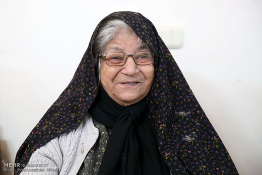 تا زنده‌ام برای رزمنده‌ها دستکش می‌بافم + تصاویر