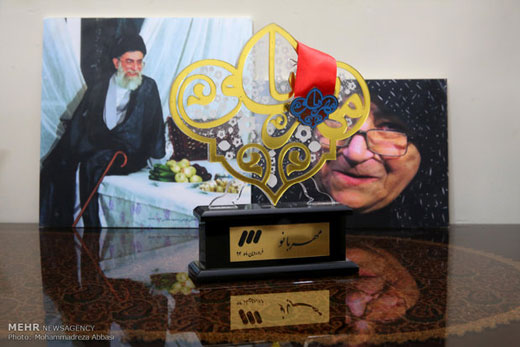 تا زنده‌ام برای رزمنده‌ها دستکش می‌بافم + تصاویر