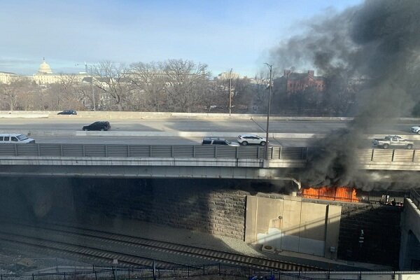 برخاستن دود از نزدیکی ساختمان کنگره در واشنگتن برخاستن دود از نزدیکی ساختمان کنگره در واشنگتن