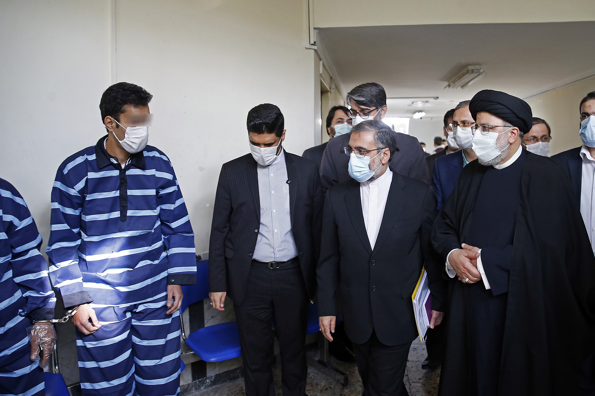 گفت‌وگوی رییس دستگاه قضا با متهمان و محکومان مواد مخدر در بازدید سرزده از دادسرا و دادگاه انقلاب سمنان