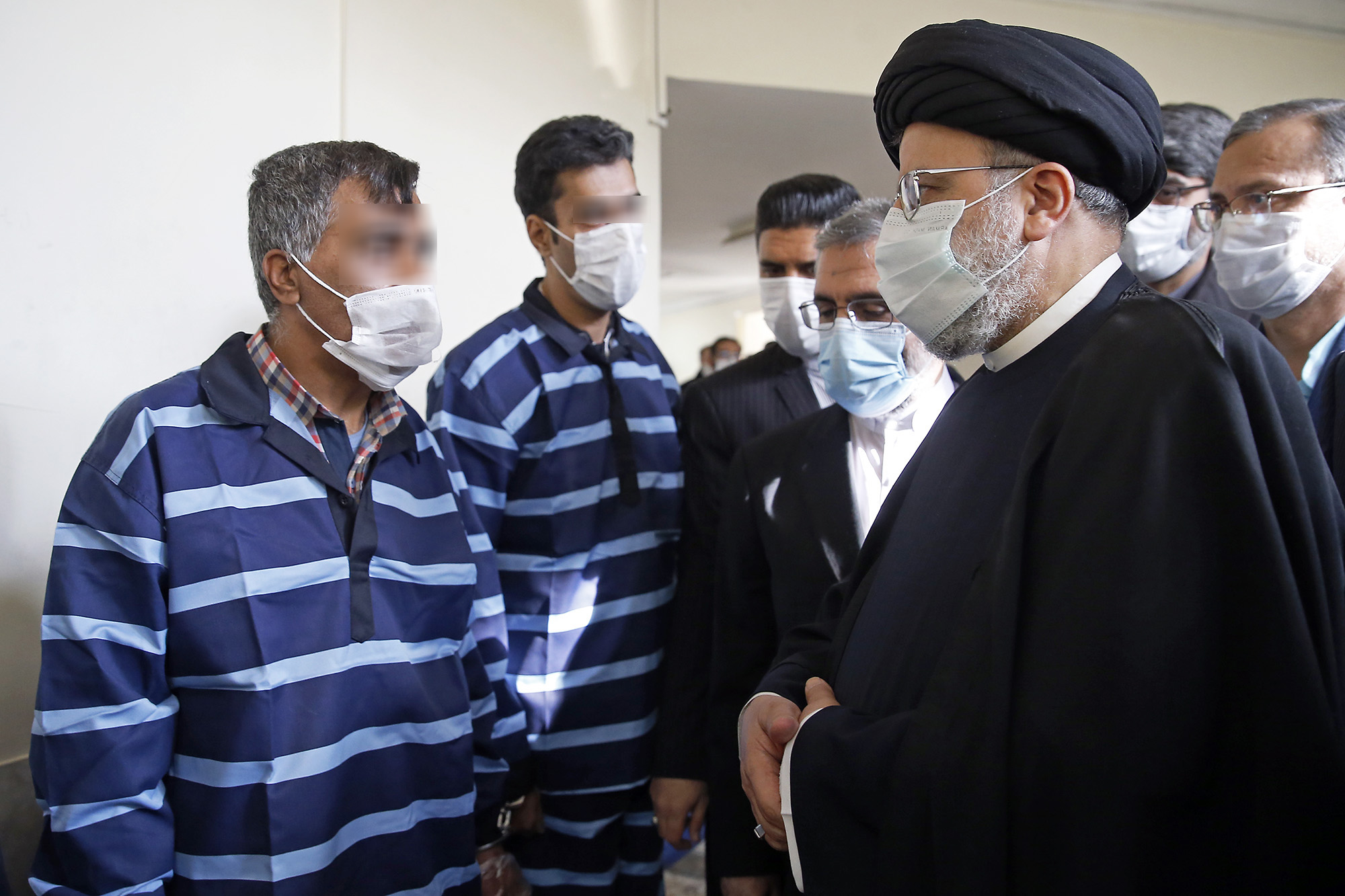گفت‌وگوی رییس دستگاه قضا با متهمان و محکومان مواد مخدر در بازدید سرزده از دادسرا و دادگاه انقلاب سمنان
