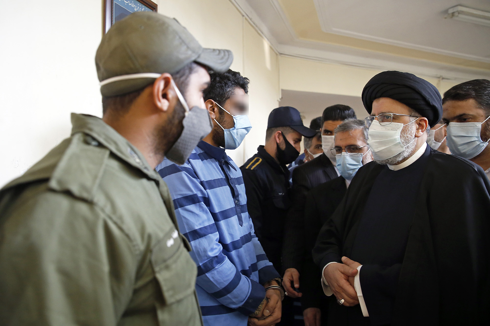 گفت‌وگوی رییس دستگاه قضا با متهمان و محکومان مواد مخدر در بازدید سرزده از دادسرا و دادگاه انقلاب سمنان