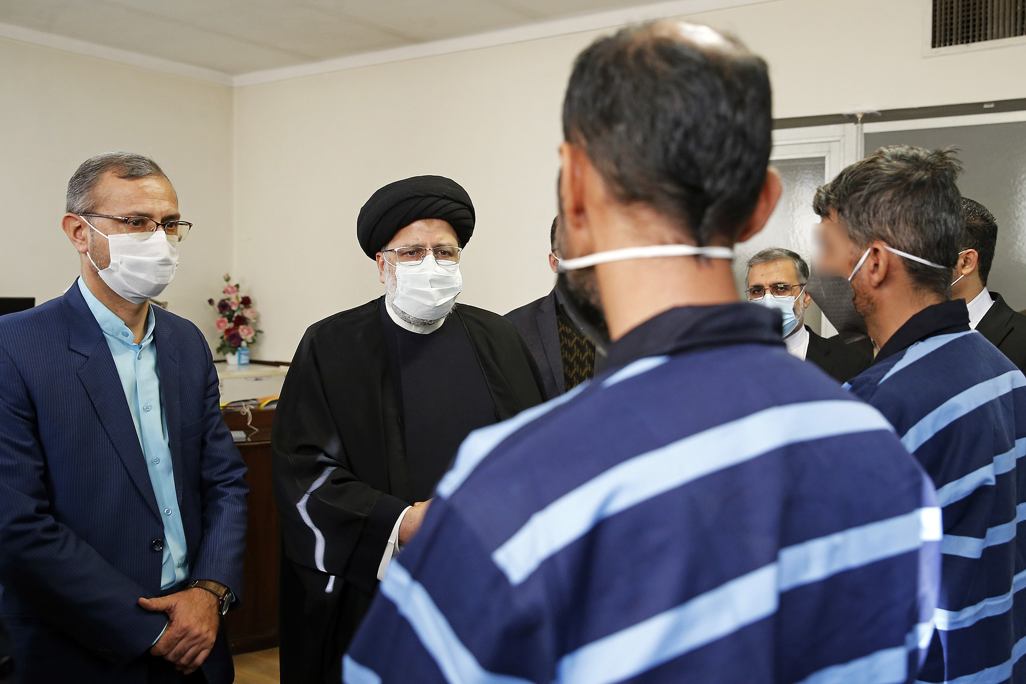 گفت‌وگوی رییس دستگاه قضا با متهمان و محکومان مواد مخدر در بازدید سرزده از دادسرا و دادگاه انقلاب سمنان