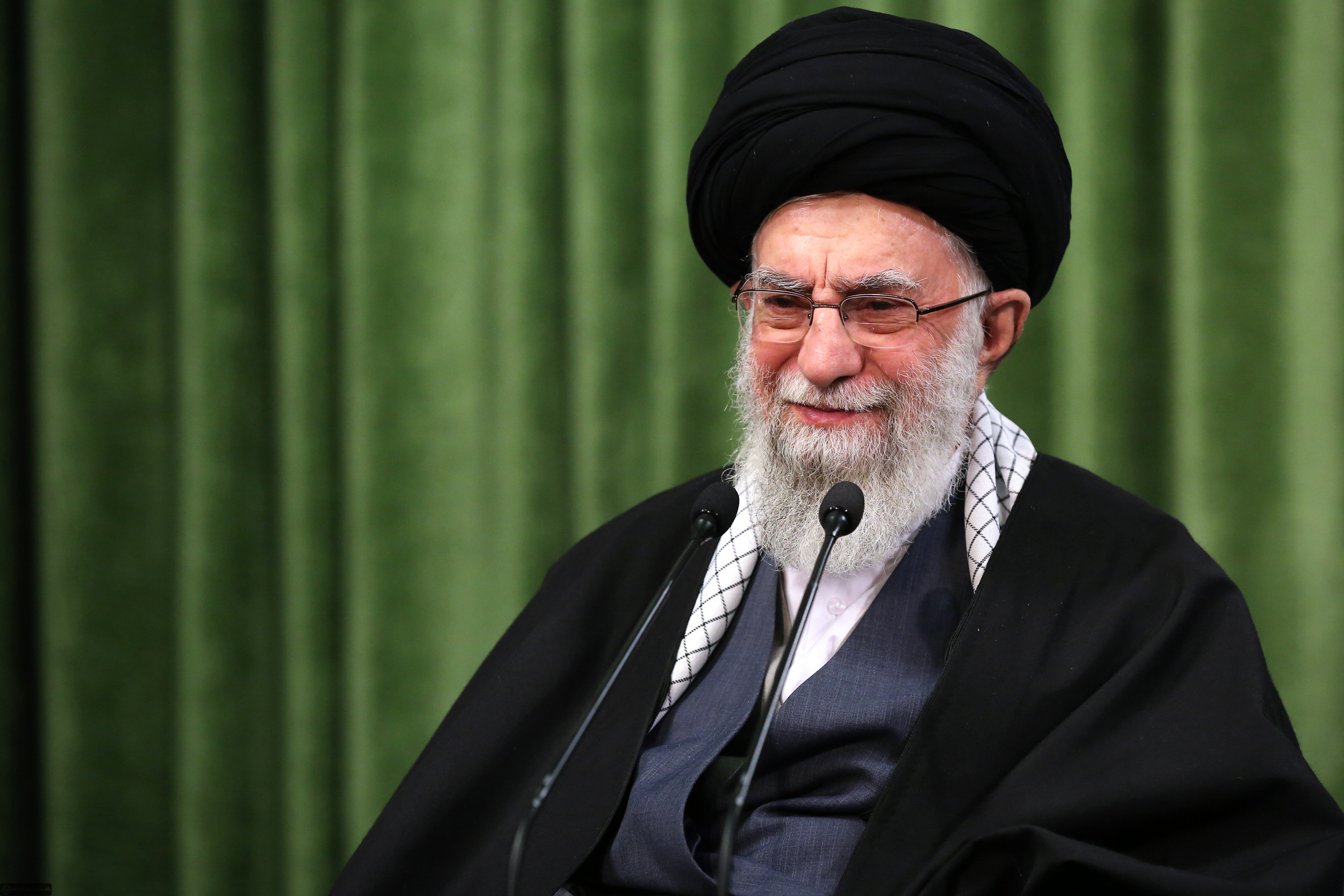 ارتباط تصویری جمعی از مداحان با رهبر انقلاب در سالروز میلاد حضرت زهرا بدگویی و بدزبانی در جامعه باید جمع شود و ادب اسلامی در سخن گفتن گسترش یابد