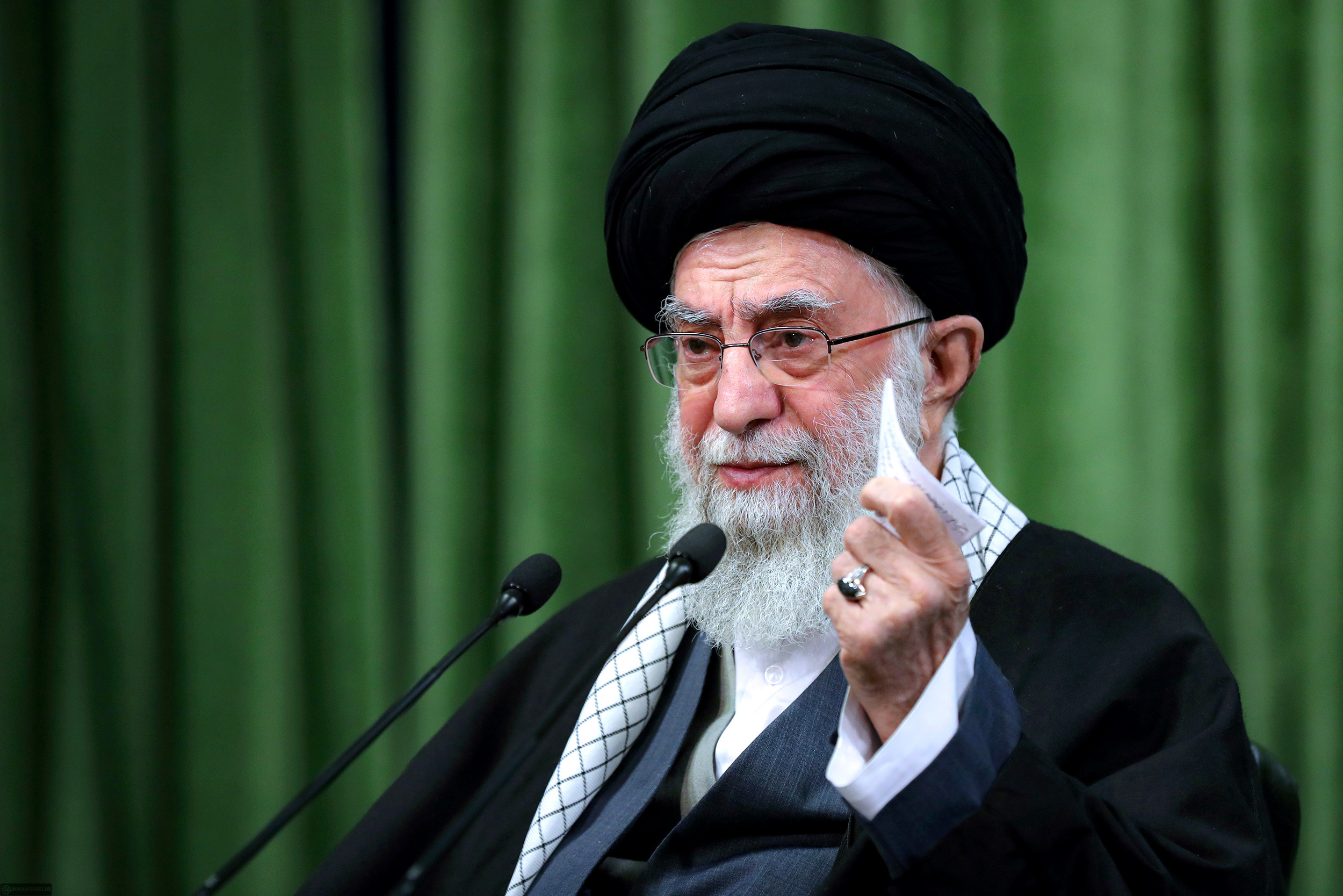رهبر معظم انقلاب در ارتباط تصویری با مداحان رشد و پیشرفت زنان؛ به برکت نظام جمهوری اسلامی