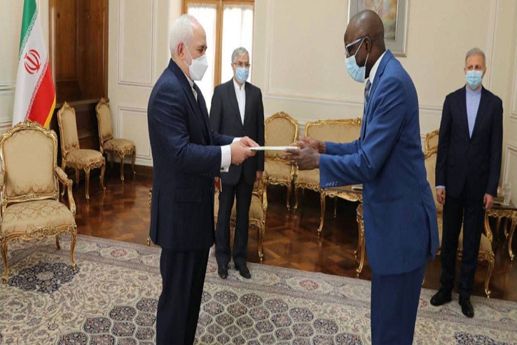 سفیر جدید رومانی در ایران رونوشت استوارنامه خود را به ظریف تقدیم کرد سفیر جدید رومانی در ایران رونوشت استوارنامه خود را به ظریف تقدیم کرد