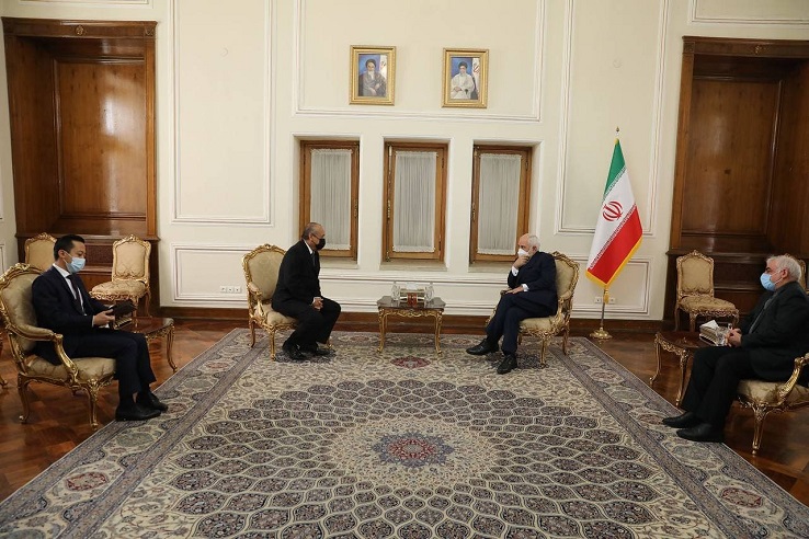 سفیر جدید رومانی در ایران رونوشت استوارنامه خود را به ظریف تقدیم کرد سفیر جدید رومانی در ایران رونوشت استوارنامه خود را به ظریف تقدیم کرد