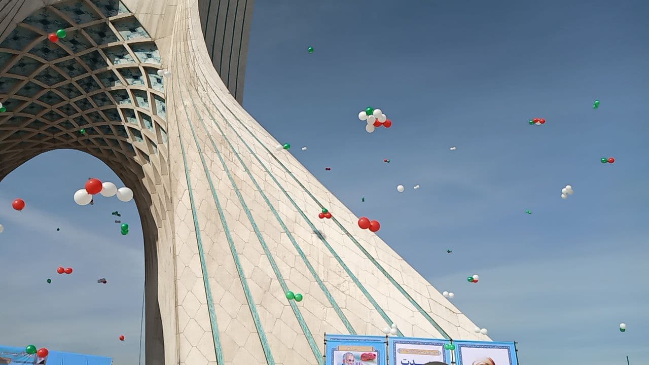 عملیات چتر بازی در آسمان اقتدار نظام جمهوری اسلامی ایران بر بام برج آزادی بهمن تماشایی ۴۲؛ متفاوت و ویژه/ راهپیمایی نمادین یومالله ۲۲ بهمن + فیلم، تصاویر و حاشیهها