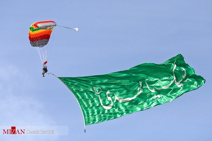 مراسم چتربازی در میدان آزادی به مناسبت جشن 22 بهمن امیر سرتیپ نصیرزاده: وحدت، رمز پیروزی و پیشرفت ایران اسلامی است