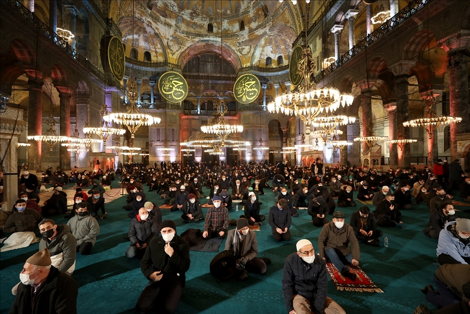 تصاویری از «لیلةالرغائب» در مسجد «ایاصوفیه» ترکیه تصاویری از «لیلةالرغائب» در مسجد «ایاصوفیه» ترکیه