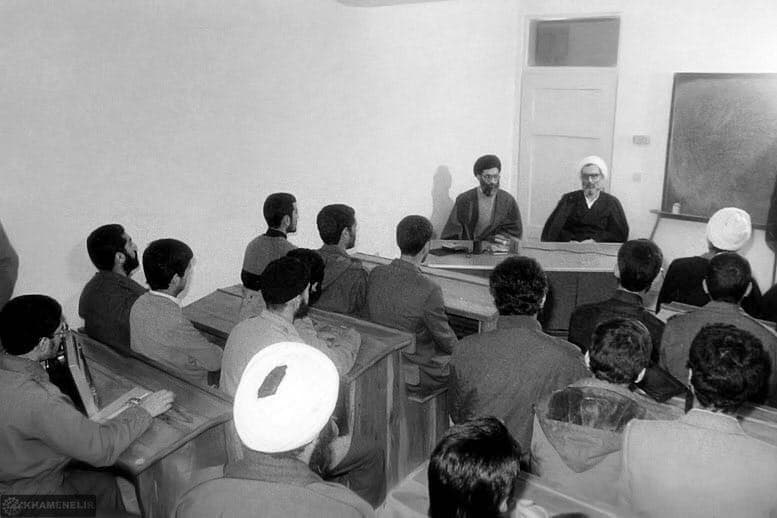 تصویری از بازدید رهبر انقلاب و مرحوم آیت‌ الله واعظ طبسی از یک کلاس درس