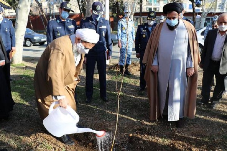 کاشت نهال توسط رئیس سازمان عقیدتی سیاسی ارتش در هفته منابع طبیعی کاشت نهال توسط رئیس سازمان عقیدتی سیاسی ارتش در هفته منابع طبیعی