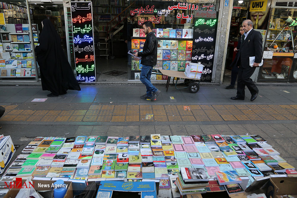 تب و تاب بازار نشر در روزهای پایانی سال/خیابان انقلاب و استقبال از کتابهایی ساندویچی! تب و تاب بازار نشر در روزهای پایانی سال/خیابان انقلاب و استقبال از کتابهایی ساندویچی!
