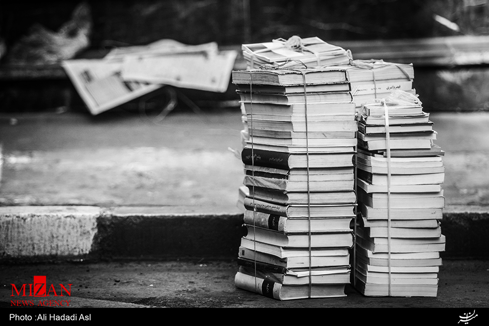 تب و تاب بازار نشر در روزهای پایانی سال/خیابان انقلاب و استقبال از کتابهایی ساندویچی! تب و تاب بازار نشر در روزهای پایانی سال/خیابان انقلاب و استقبال از کتابهایی ساندویچی!